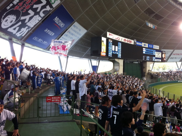 西武ドーム外野自由席　埼玉西武ライオンズファンで溢れている